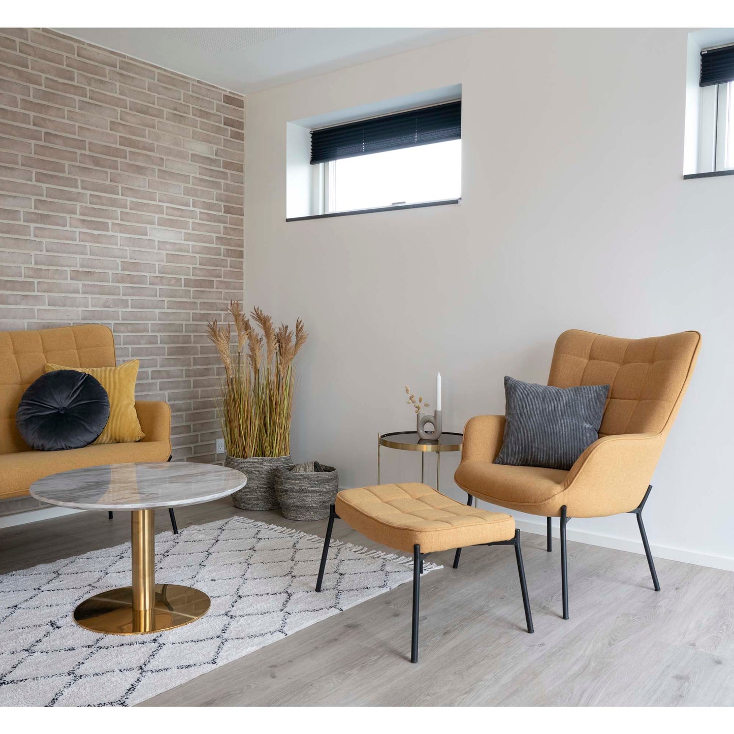 CORDERO Fußstütze in curry Samt mit schwarzen Beinen