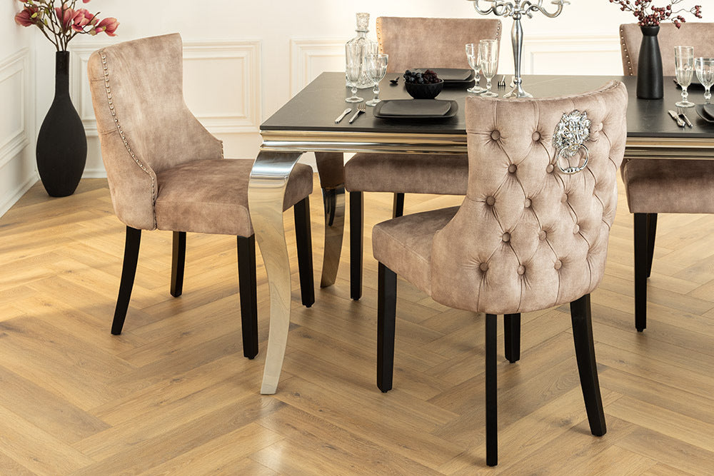 Edler Stuhl LEON Samt beige Löwenkopf Nieten Chesterfield