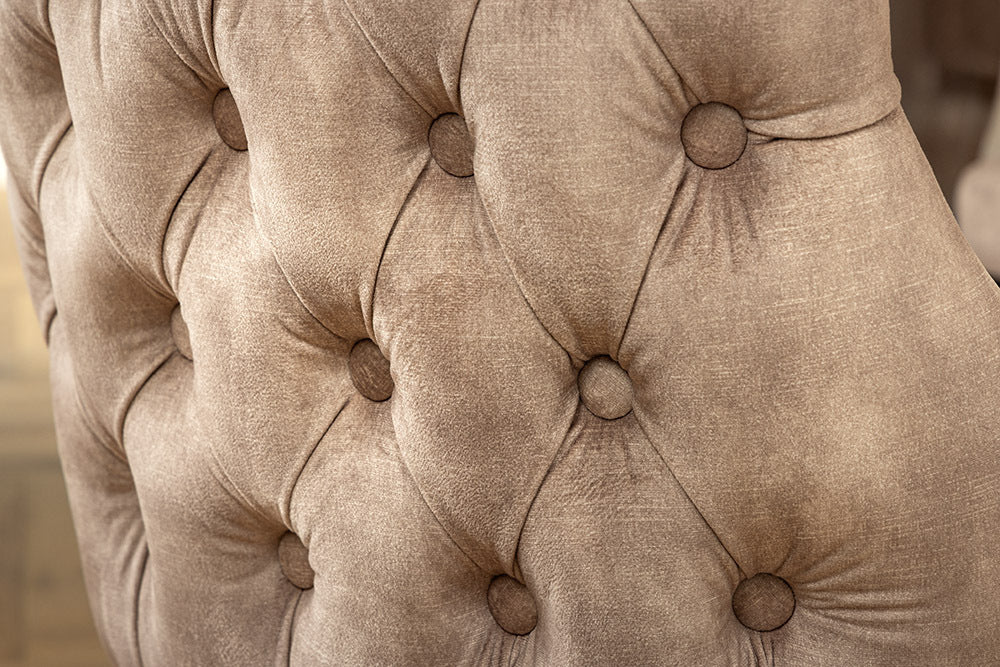 Edler Stuhl LEON Samt beige Löwenkopf Nieten Chesterfield